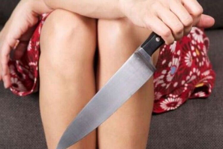 На Маневиччині дружина штрикнула чоловіка ножем, щоб захистити маму