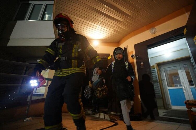 ДСНС показало, як ліквідовують наслідок цинічної атаки - пожежу в житловому будинку Києва 