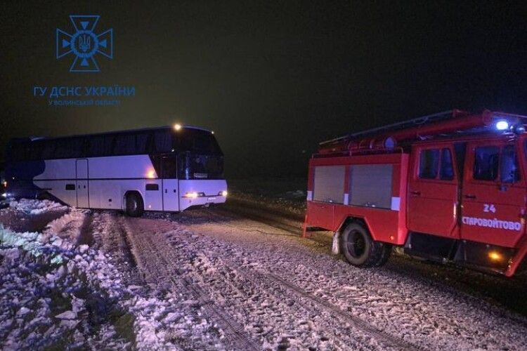 На Волині в заметах застряг автобус із пасажирами (Фото)