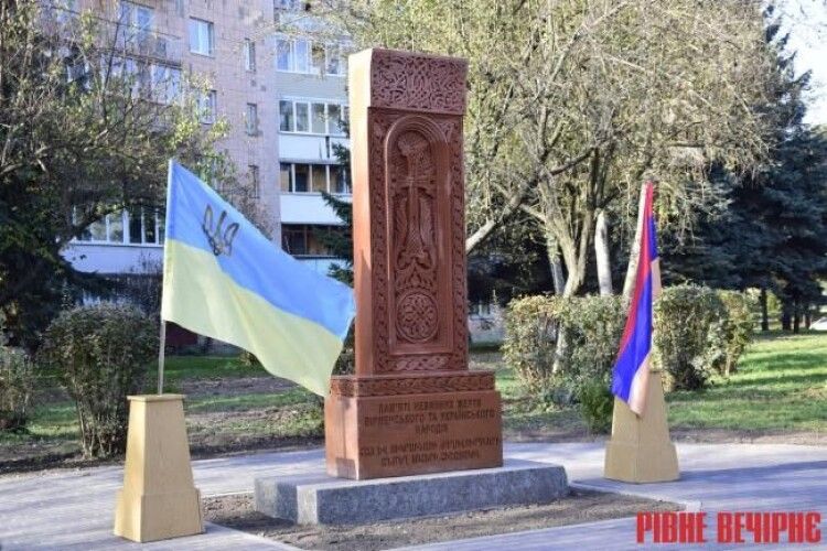 У Рівному один пам’ятник встановили, інший – пошкодили…