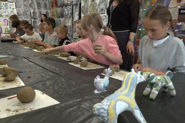 У Луцьку діти захисників творили народні іграшки з глини (Відео)