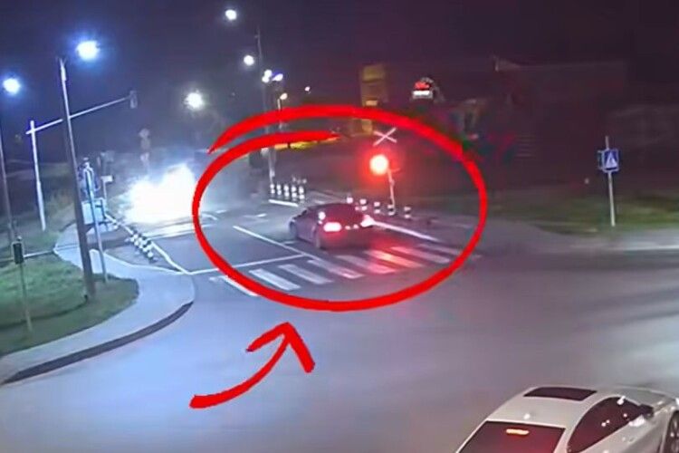 У Луцьку «Tesla» перетнула залізничний переїзд на червоний сигнал (Відео) 