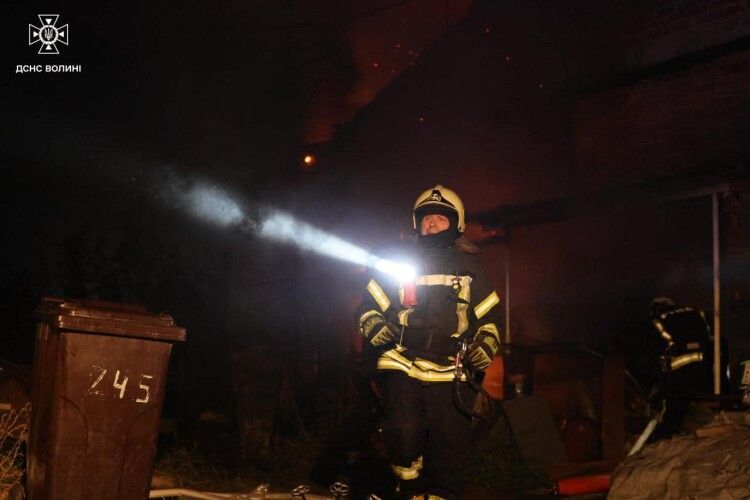 У Луцьку вогонь знищив покрівлю двоповерхової будівлі 