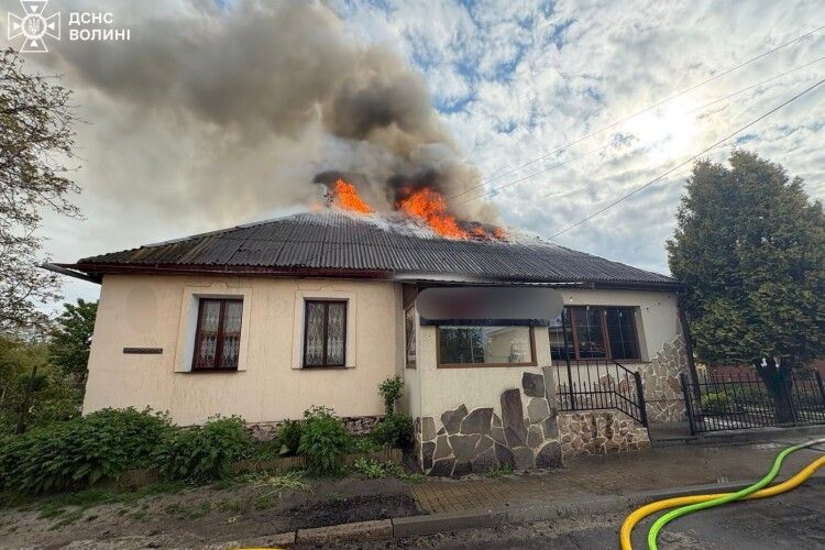 Рятувальники з двох міст на Волині приборкували вогонь в будинку
