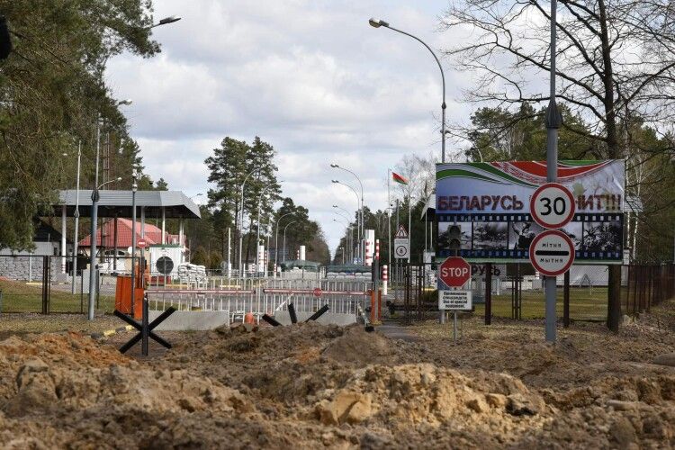 Спостережні вежі і триметрові паркани: показали, як укріплюють кордон Волині з Білоруссю (Фото)