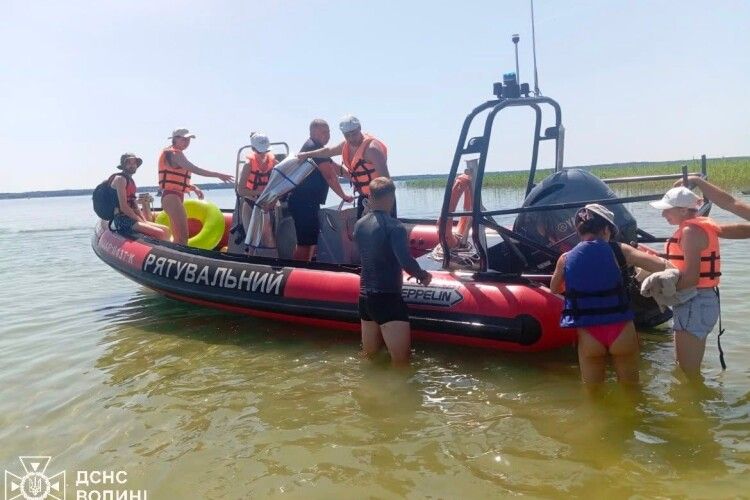На Волині рятувальники допомогли шістьом відпочивальникам повернутися з острова на озері Світязь