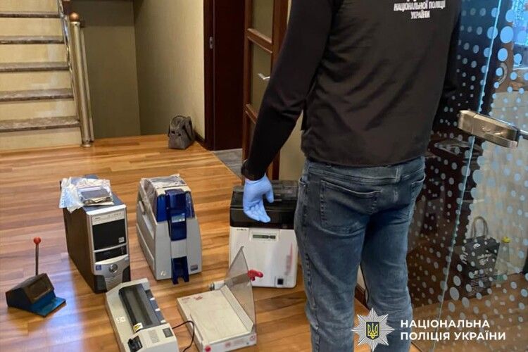 У Луцькому районі викрили домашній «цех» із виготовлення водійських посвідчень