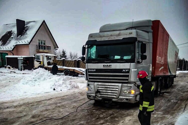 У Луцьку вантажівка застрягла в снігу і перекрила рух