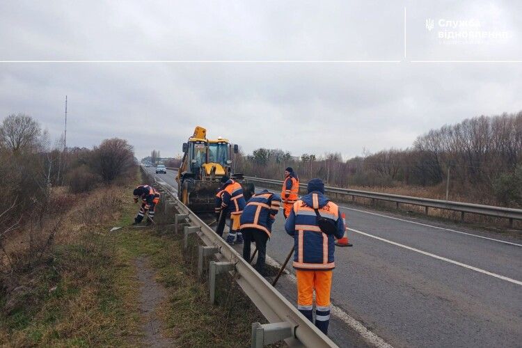 На Волині впорядковують узбіччя та смуги відведення автодоріг (Фото)