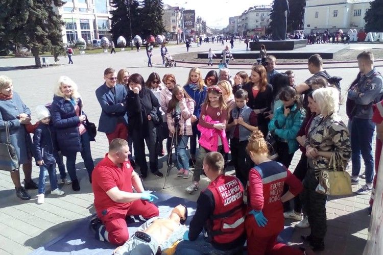 Надавати медичну допомогу в Луцьку вчили просто на майдані