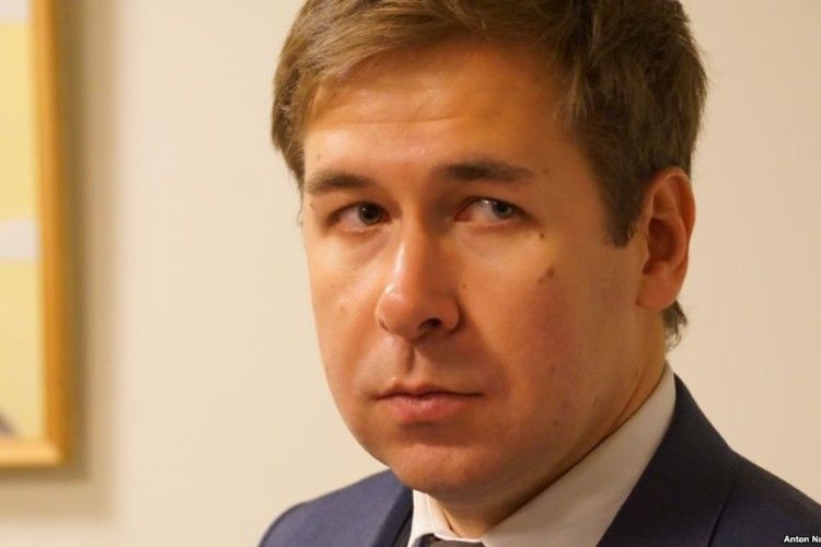 Ілля Новіков купив кеди Сергія Жадана на аукціоні на підтримку медслужби «Правого Сектора»