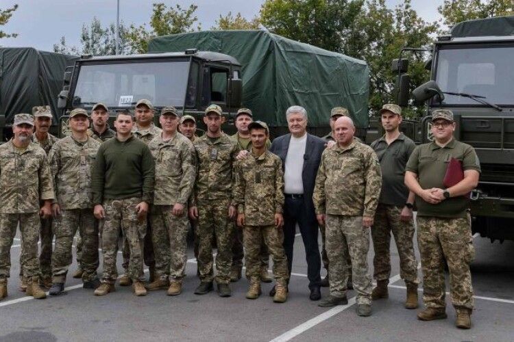 Порошенко передав партію техніки кільком бригадам Сил Оборони