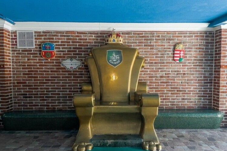 У комплексі на Закарпатті виявили імперські символи Угорщини (Фото)