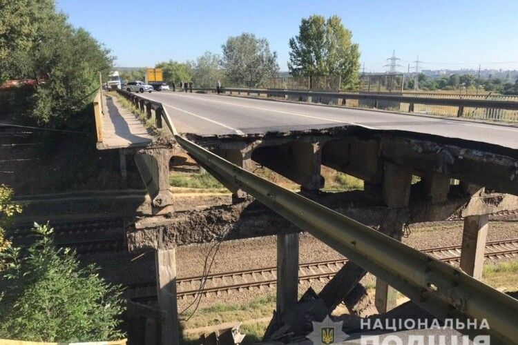 У Харкові обвалився автомобільний міст (фото, відео)