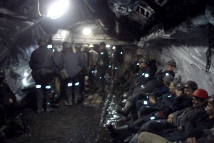 Наразі під землею у шахті «Бужанська» залишаються чотири десятка гірників