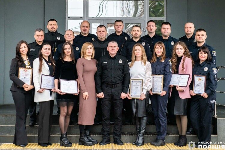 Керівник поліції Рівненщини відзначив працівників штабних підрозділів (Фото)