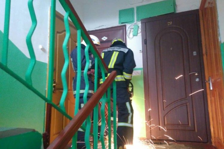 Рятувальникам довелося виламувати двері до помешкання рівненської пенсіонерки: на жаль, жінку виявили мертвою