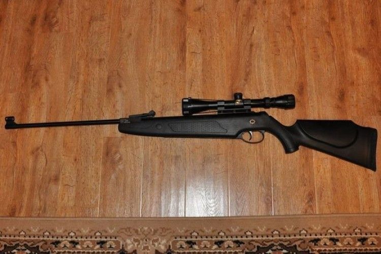 На Волині шестирічна дівчинка підстрелила з пневматичної гвинтівки трирічну сестричку