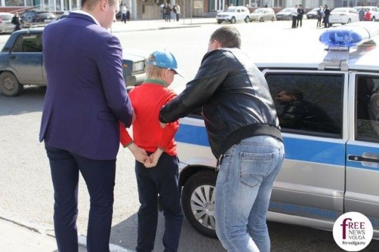 У Росії на акціях протесту «Він нам не цар» почали… масово затримувати дітей