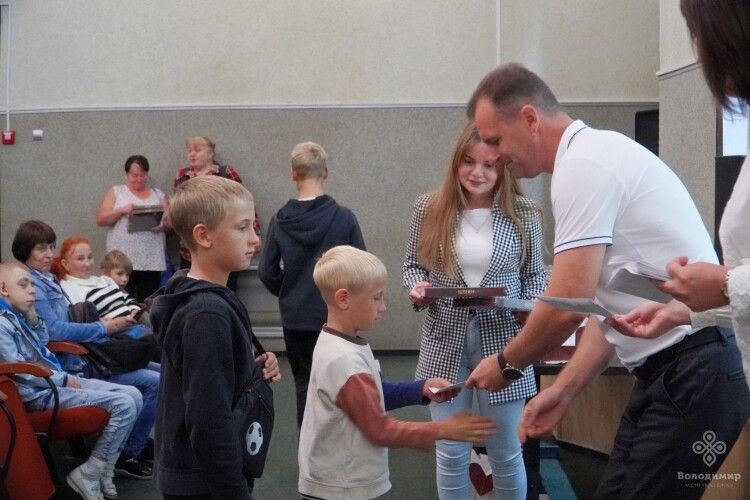 Понад 100 дітей отримали подарунки від голови громади на Волині