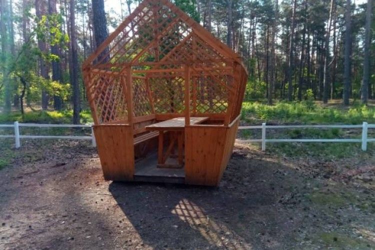 З лісової альтанки вночі зняли покрівлю