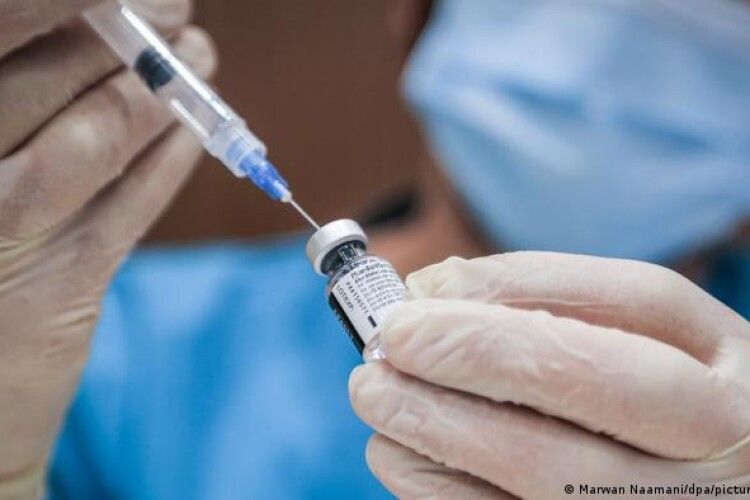 У Pfizer/BioNTech заявили про початок випробувань універсальної вакцини від COVID