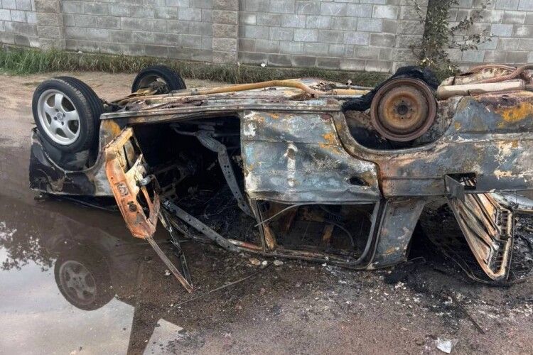 У знаменитому селі на Волині вимагають прибрати з дороги згоріле авто