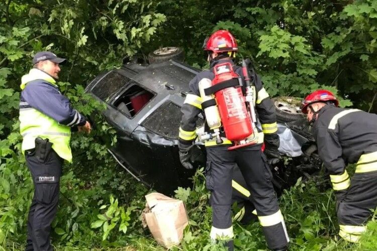 Водія діставали очевидці: на Рівненщині сталася аварія