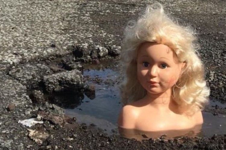 Британець садить ляльки в ями, щоб привернути увагу до поганої дороги