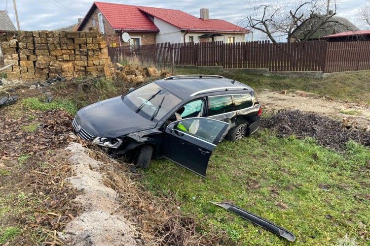 У Луцькому районі водій в'їхав в паркан