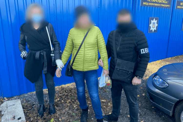 Поліцейська вимагала у підлітка 6 тисяч гривень