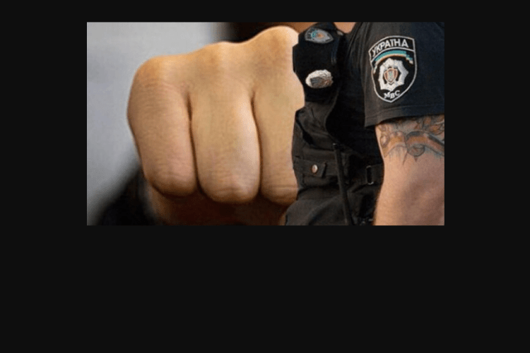 Як на Волині покарали чоловіка, який ударив кулаком поліцейського в обличчя