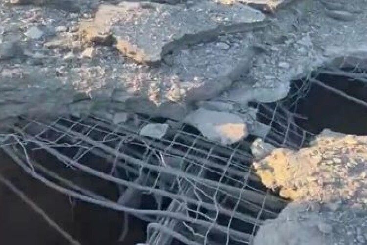 Техніка не проїде: Антонівський міст перетворився на решето після удару ЗСУ (Відео)