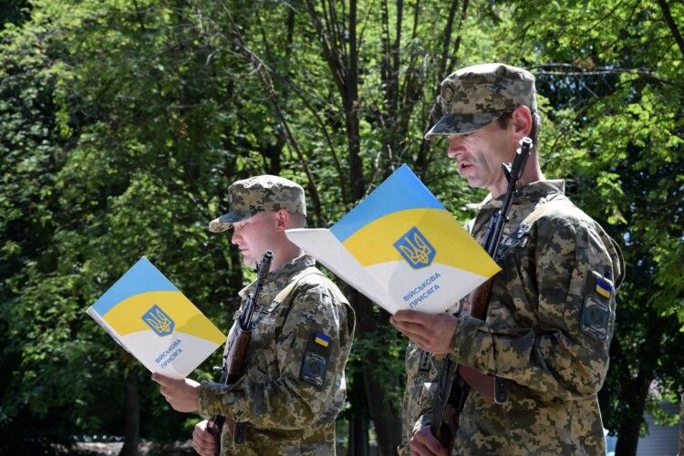У Луцьку новобранці прикордонного загону склали Військову присягу