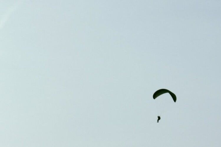 У канадійки не розкрилися основний і запасний парашути: вона гепнулася з висоти 1500 м... і залишилася живою