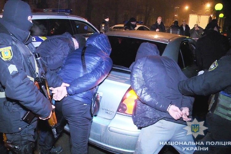 Троє росіян в Україні погрожували зарізати чоловіка