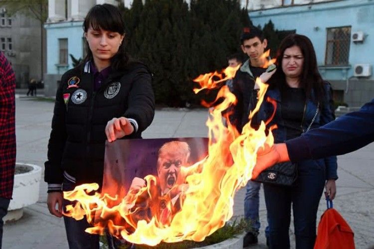 В Україні влаштували акцію протесту проти... Трампа, Макрона і Мей