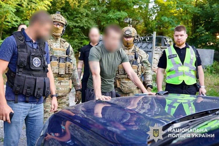 У Хмельницькому 58-річний директор мовної школи розбещував неповнолітніх учениць