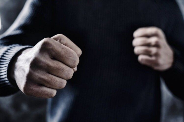 У Рівному чоловік у військовій формі побив людину
