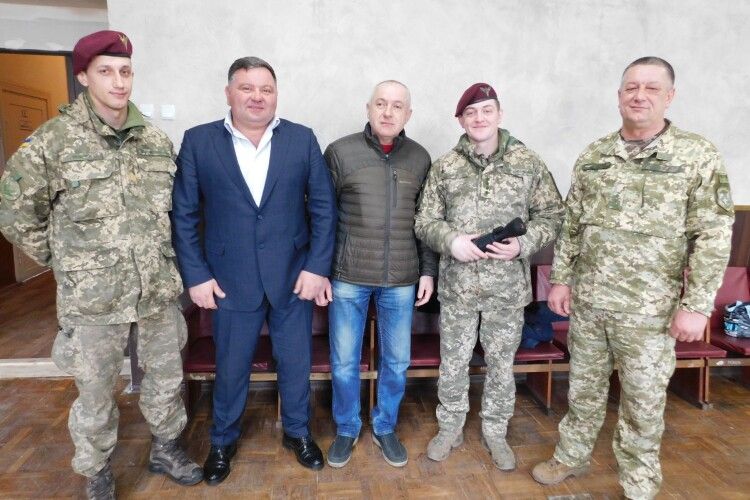 Горохівські аграрії передали на фронт надсучасний тепловізор