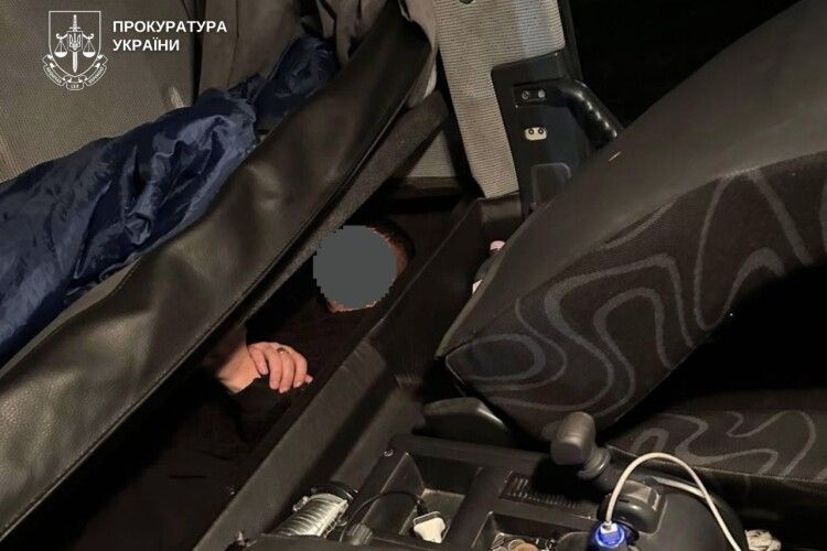 У спецсхованці через кордон: на Волині викрили перевізника «ухилянтів»
