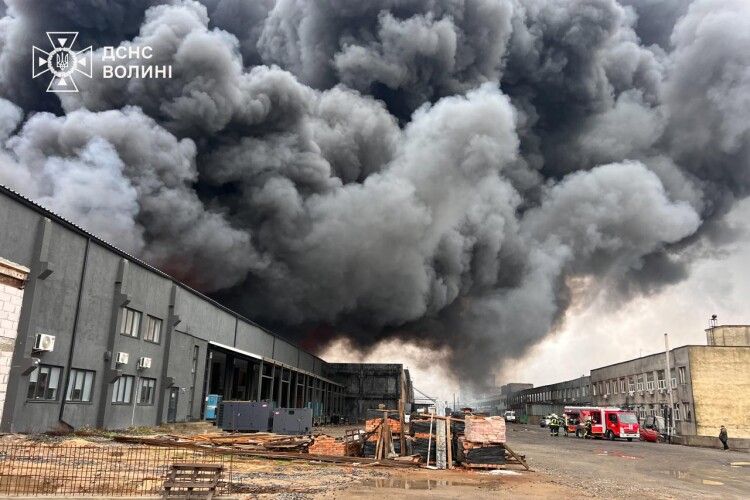 Атака на Луцьк: як гасили пожежі після ударів російських дронів і хто допомагав рятувальникам