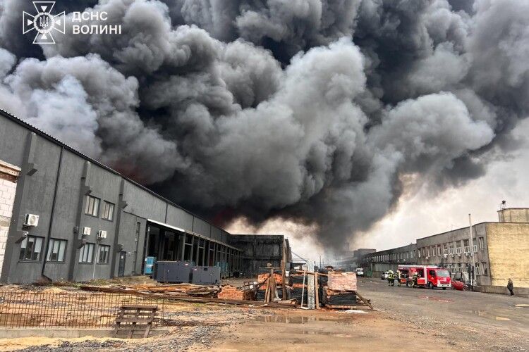 Пожежу в Луцьку допомагали гасити рятувальники з інших областей