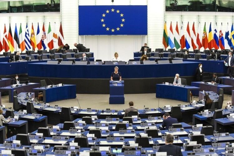 Європарламент рекомендував надати Україні статус кандидата у члени ЄС