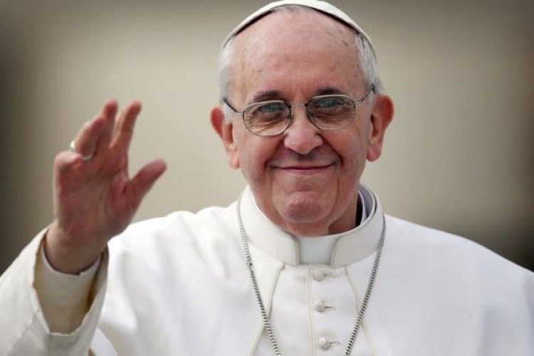 Папа Римський заборонив у Ватикані продаж цигарок