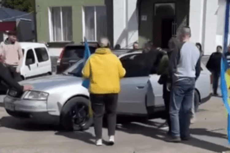 На Волині зухвалий молодик під час вшанування Героя ледве не наїхав на людей