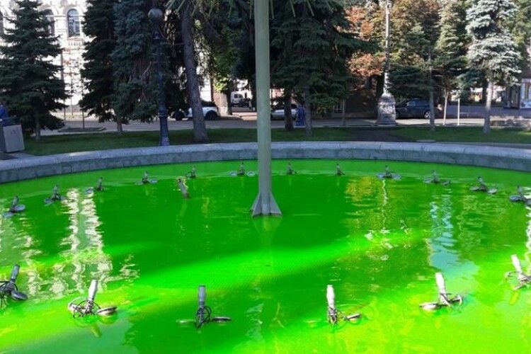 Зловмисники поналивали у фонтани на столичному Майдані Незалежності зеленої фарби та мила (фото)