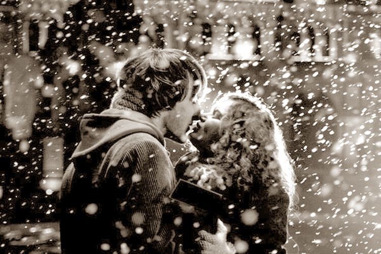 Лірична добірка для романтичного настрою: «А між нами ніжності — ​перший сніг…»