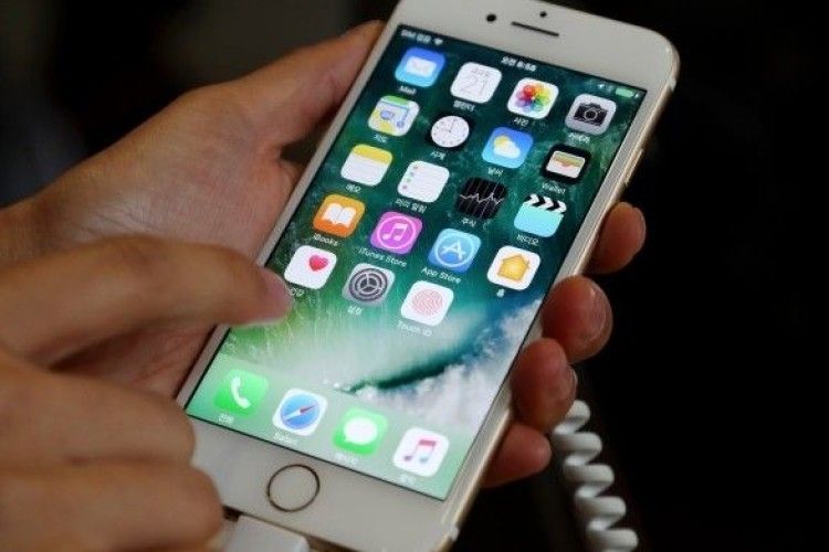 Малюк випадково заблокував iPhone матері на 47 років