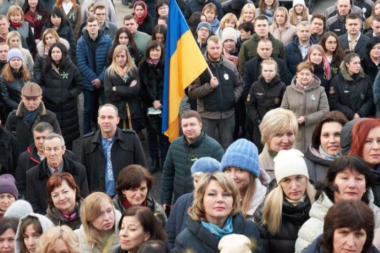 У День єднання сотні лучан вийшли до мерії, щоб показати згуртованість і цілісність (Фото)